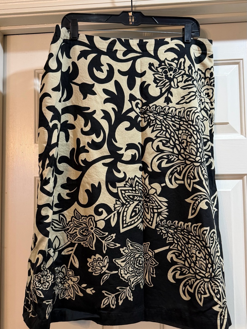 Liz Claiborne Black and Cream Floral Midi Skirt lined